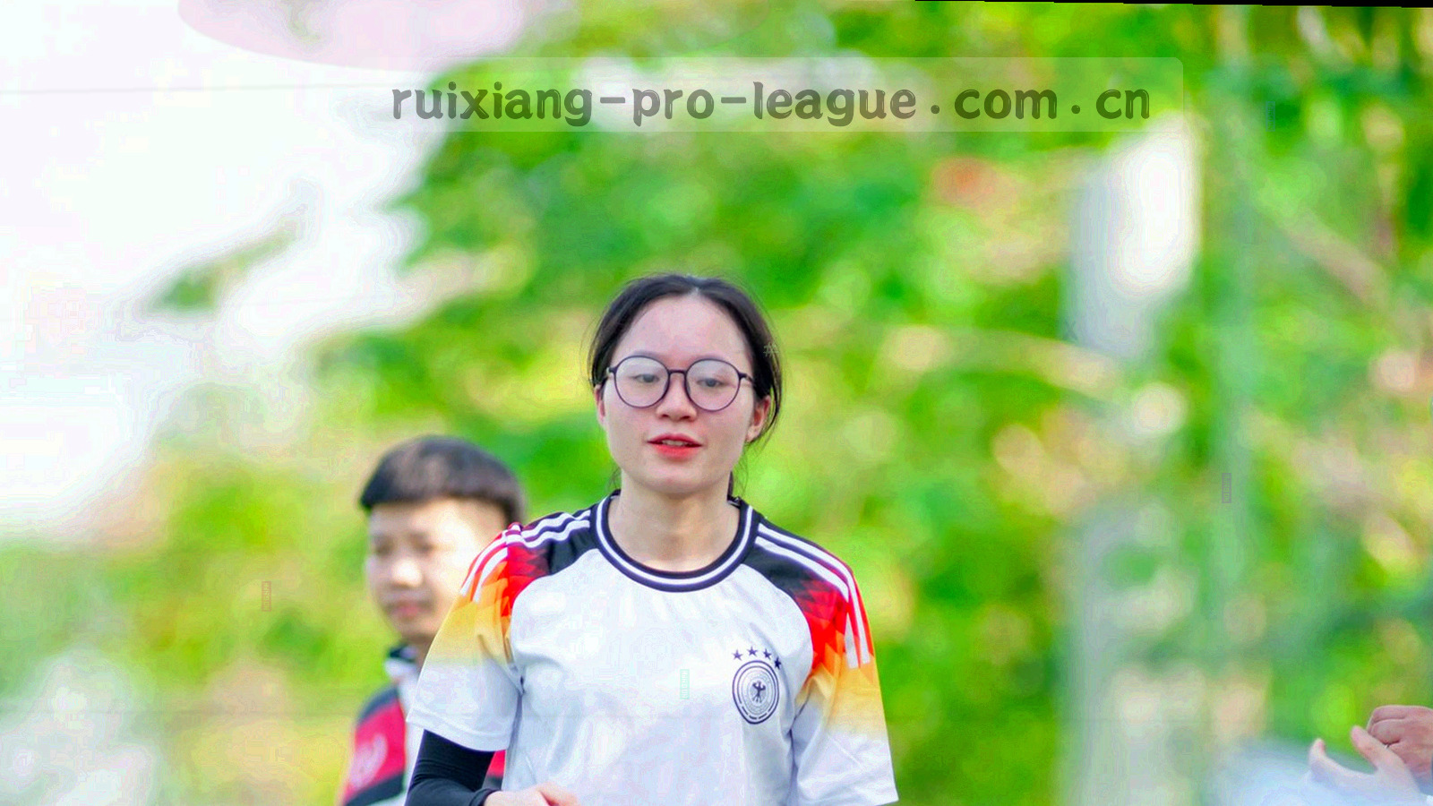 抽象数据流与锁形网格纹理，表现个人信息在传输与存储中的保护状态